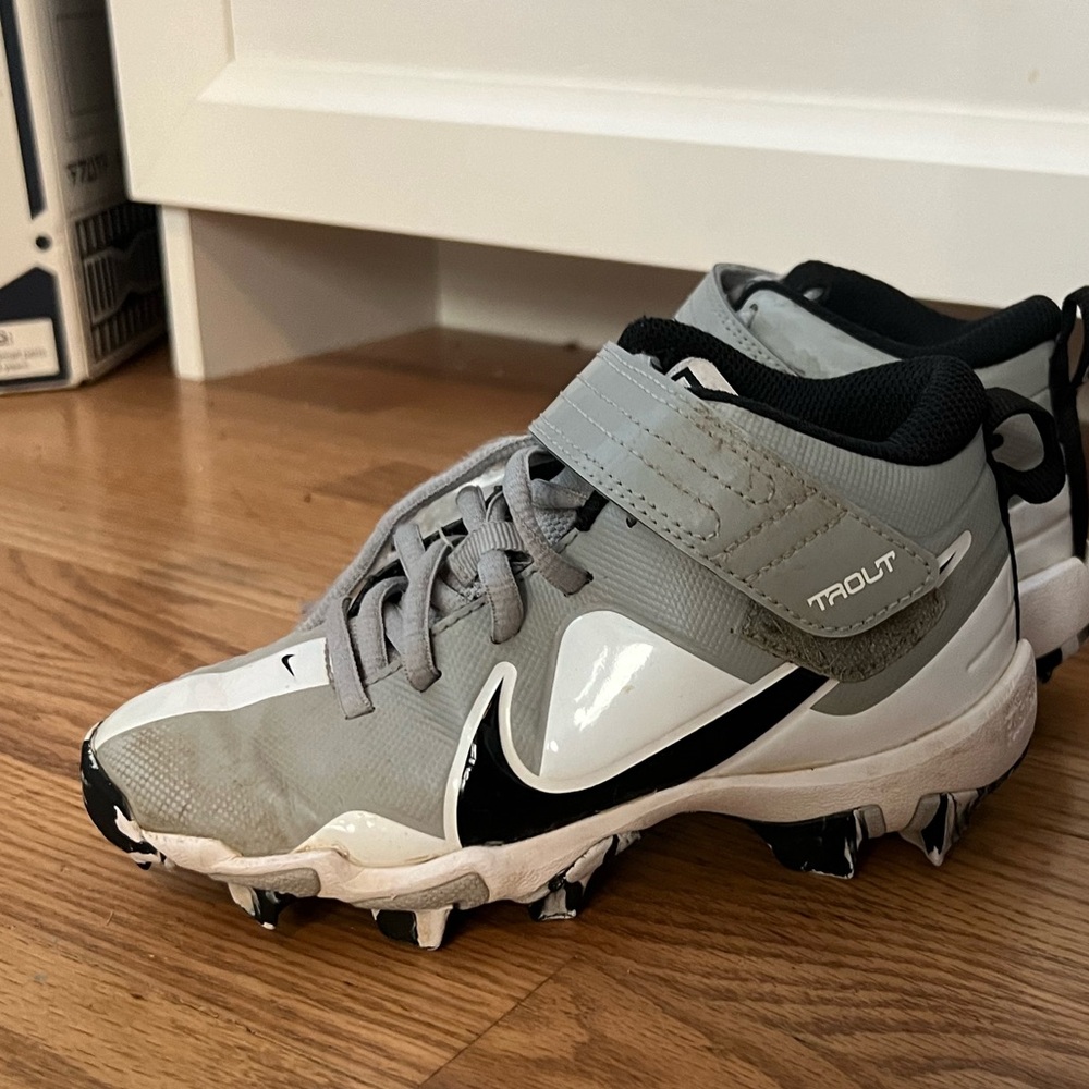 Baseball cleats